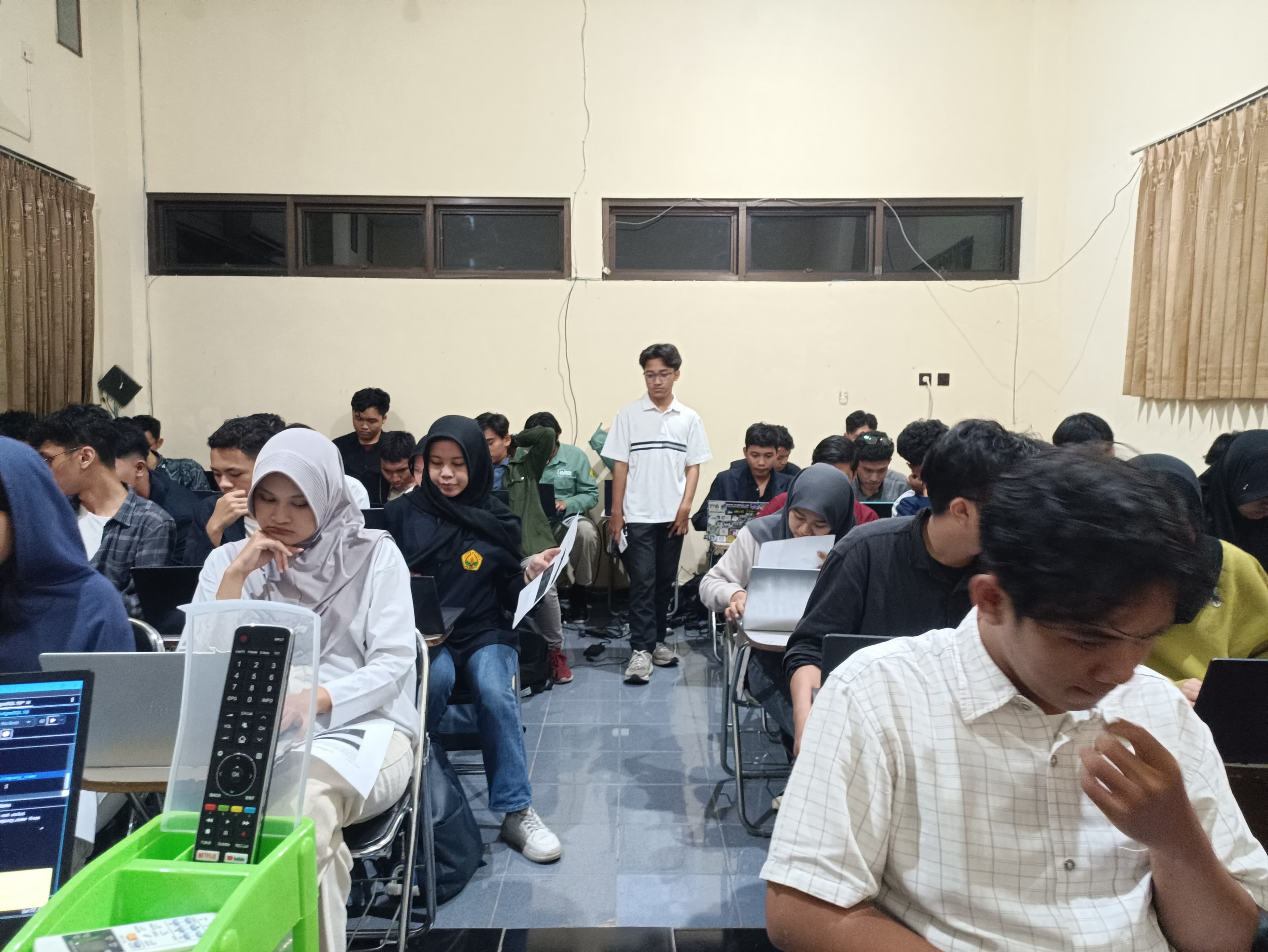 Asistem Praktikum Sistem Basis Data - 0